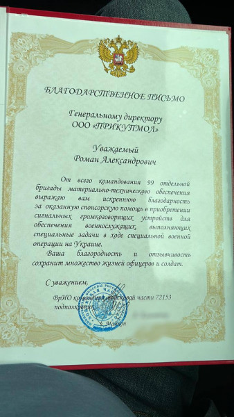 р